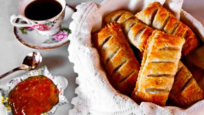 Слойки з яблуками з листкового тіста